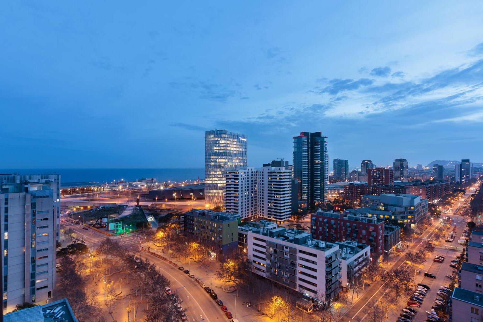 Tembo Barcelona Hotel ซานต์อาเตรียเดเบซอซ ภายนอก รูปภาพ