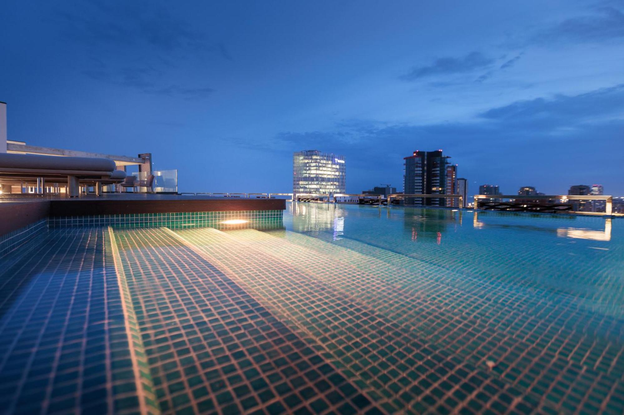 Tembo Barcelona Hotel ซานต์อาเตรียเดเบซอซ ภายนอก รูปภาพ