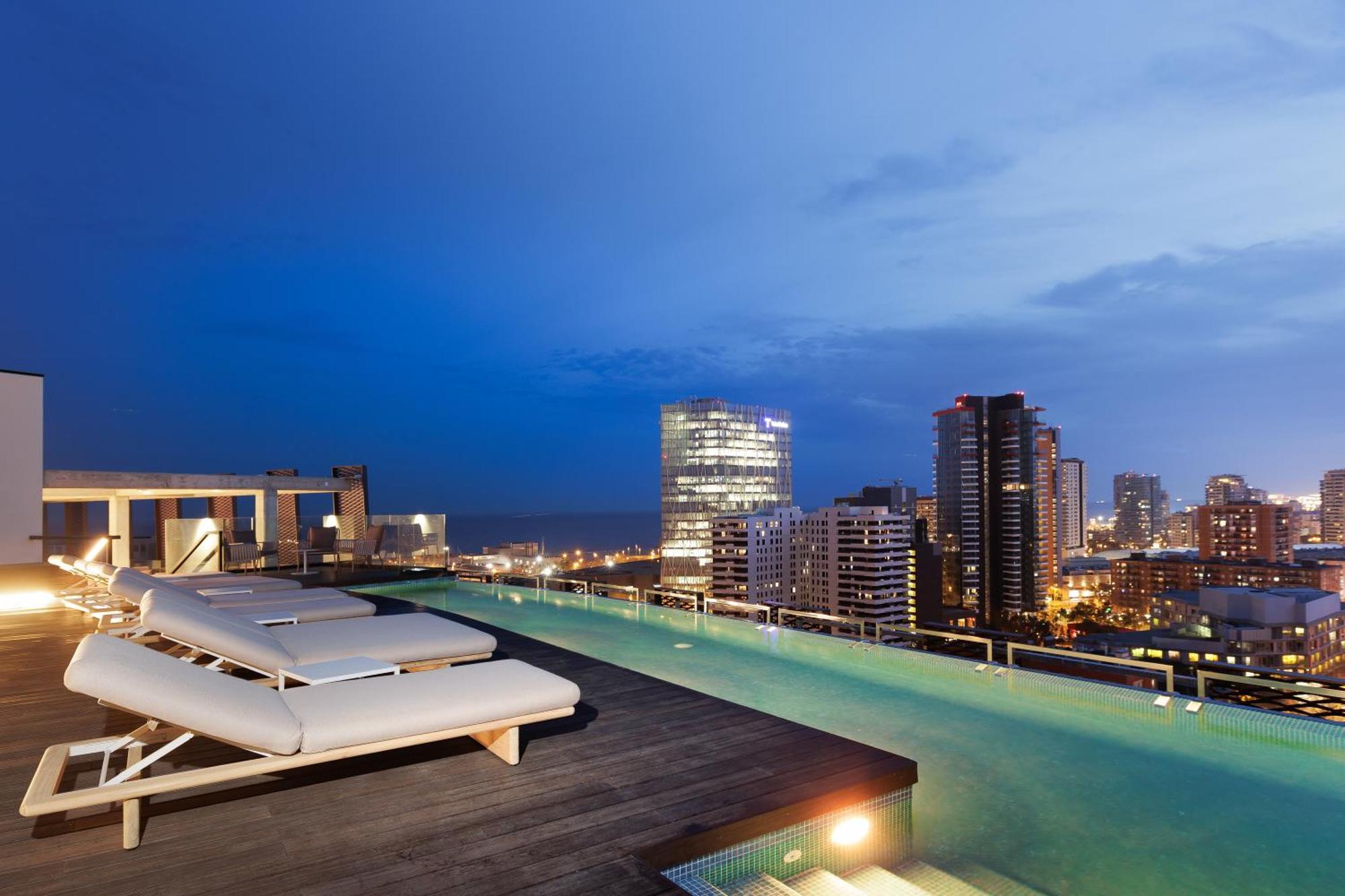 Tembo Barcelona Hotel ซานต์อาเตรียเดเบซอซ ภายนอก รูปภาพ