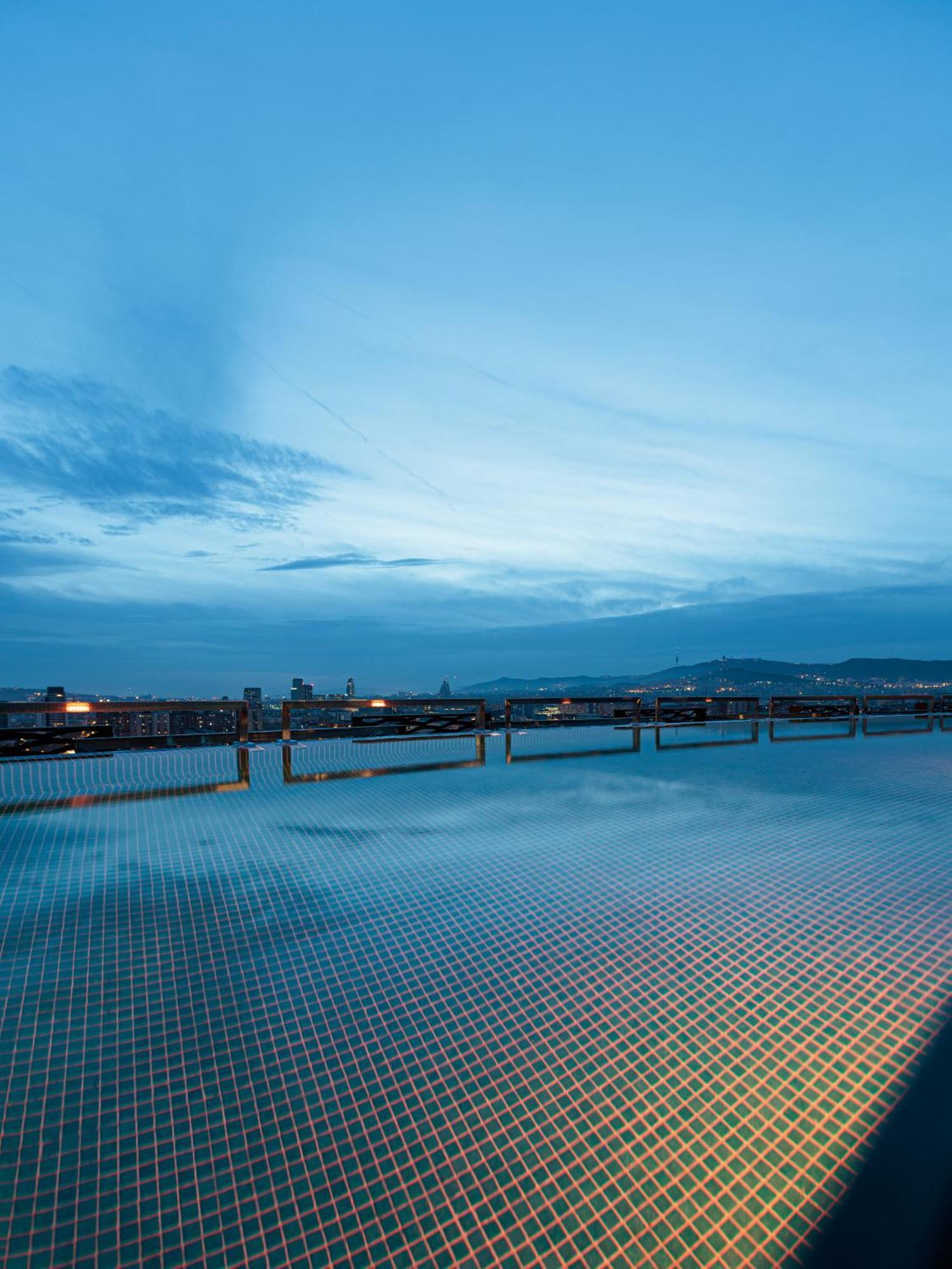 Tembo Barcelona Hotel ซานต์อาเตรียเดเบซอซ ภายนอก รูปภาพ