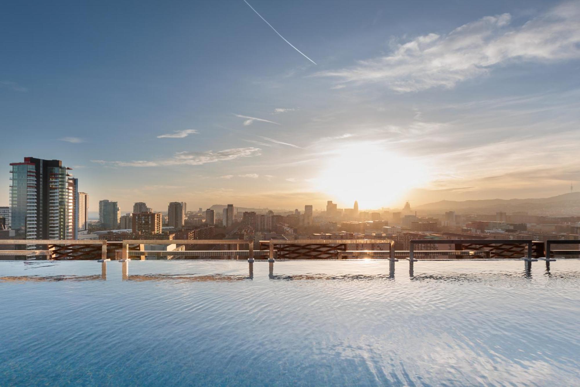 Tembo Barcelona Hotel ซานต์อาเตรียเดเบซอซ ภายนอก รูปภาพ