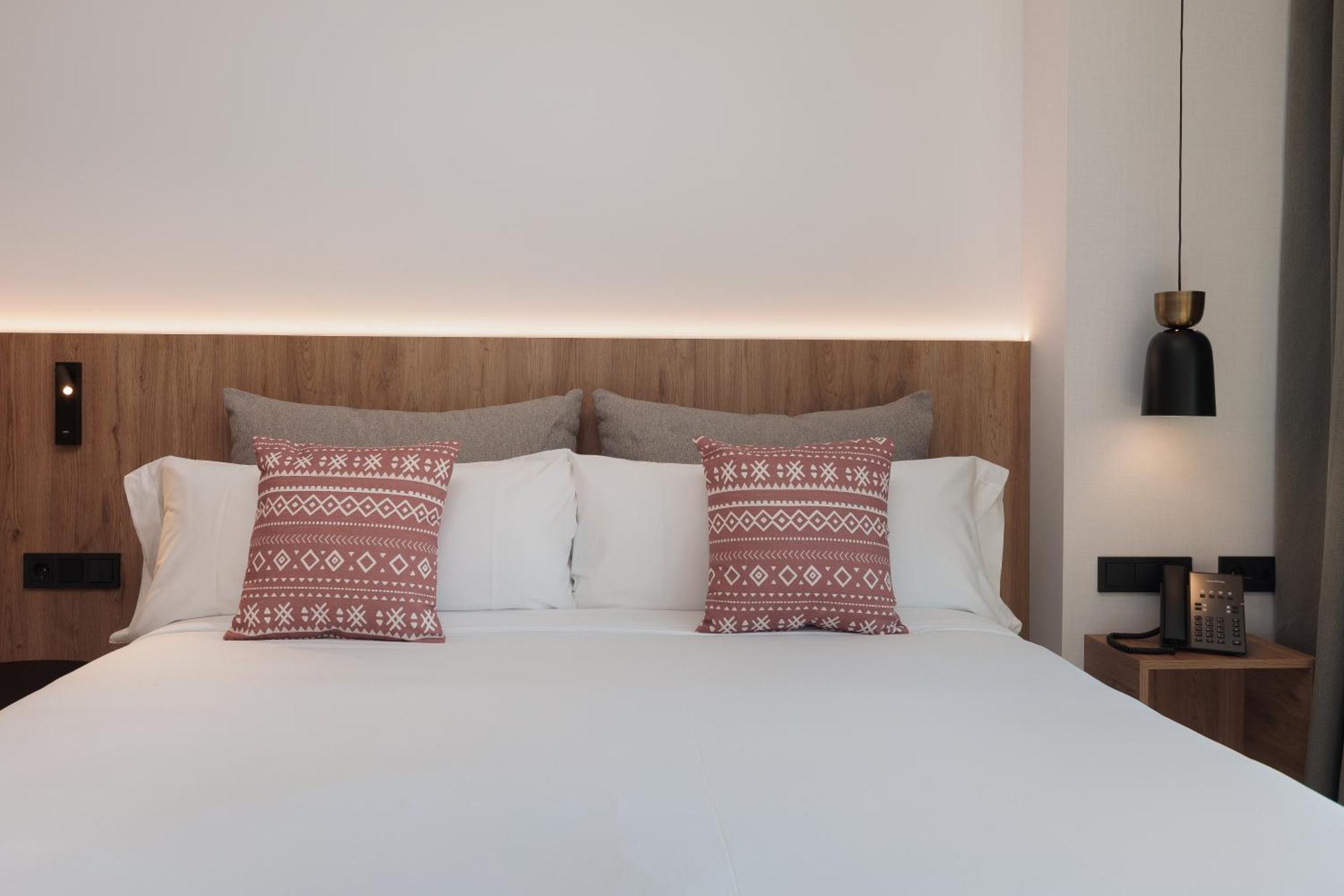 Tembo Barcelona Hotel ซานต์อาเตรียเดเบซอซ ภายนอก รูปภาพ