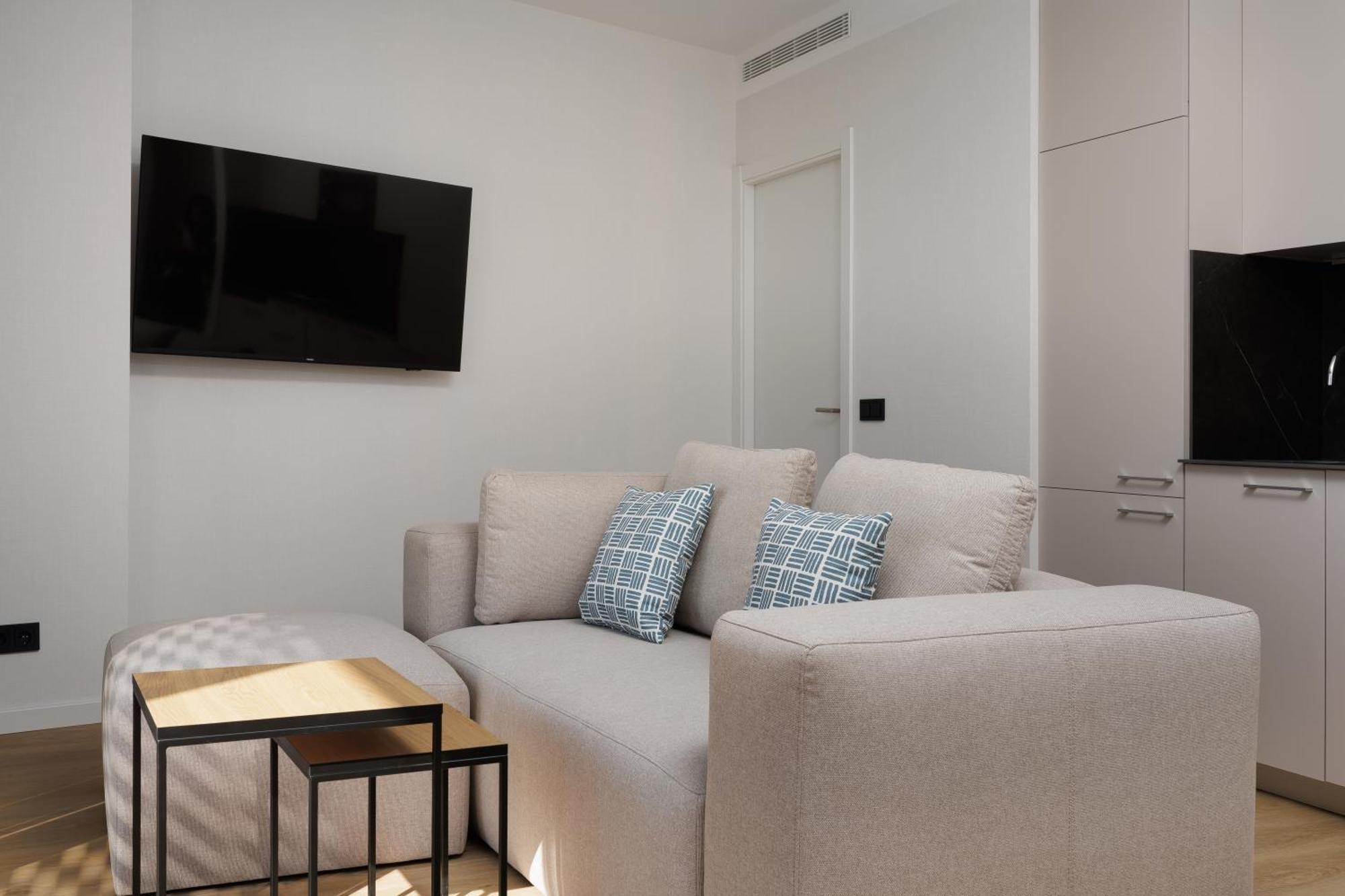 Tembo Barcelona Hotel ซานต์อาเตรียเดเบซอซ ภายนอก รูปภาพ