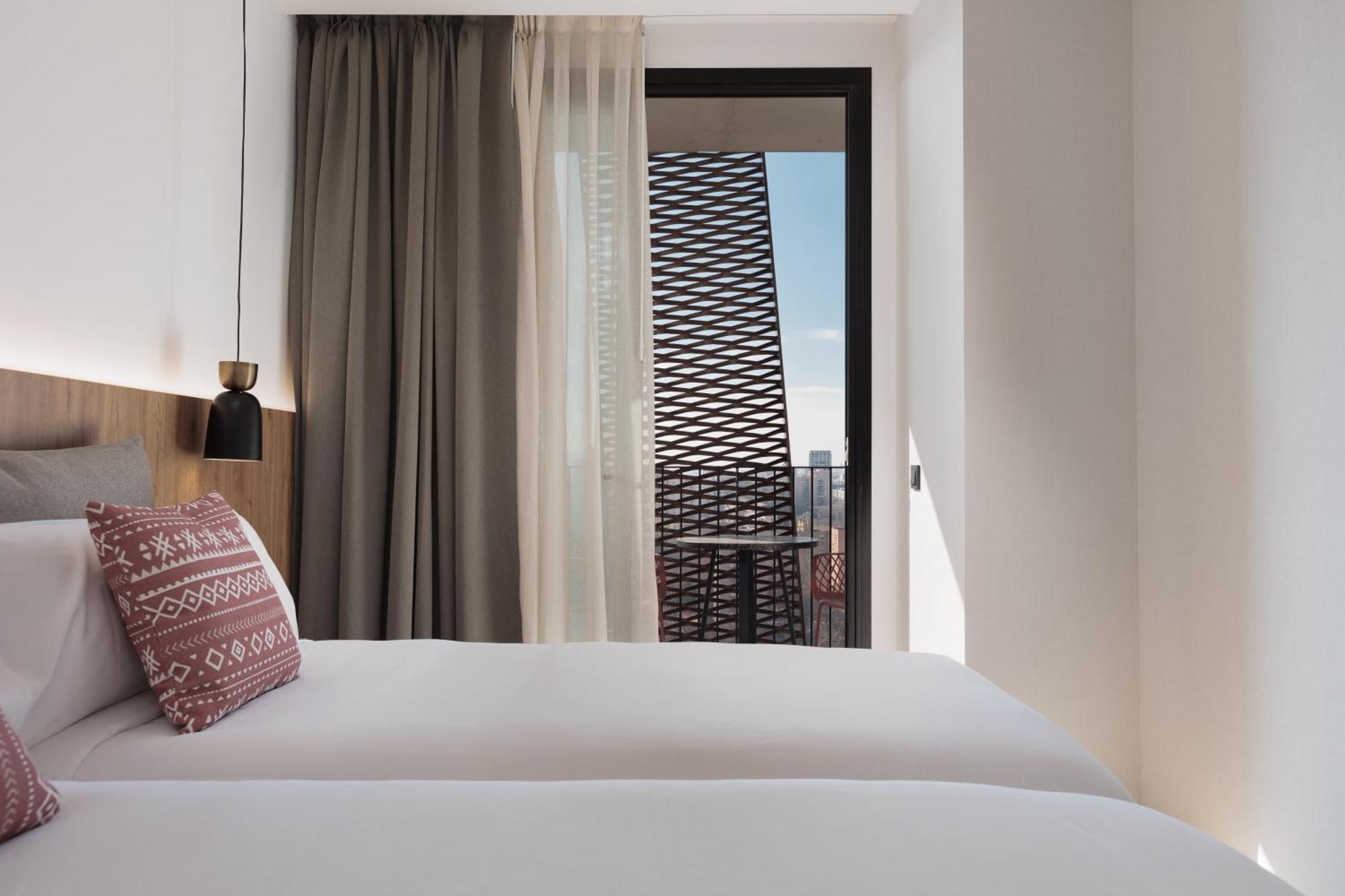 Tembo Barcelona Hotel ซานต์อาเตรียเดเบซอซ ภายนอก รูปภาพ
