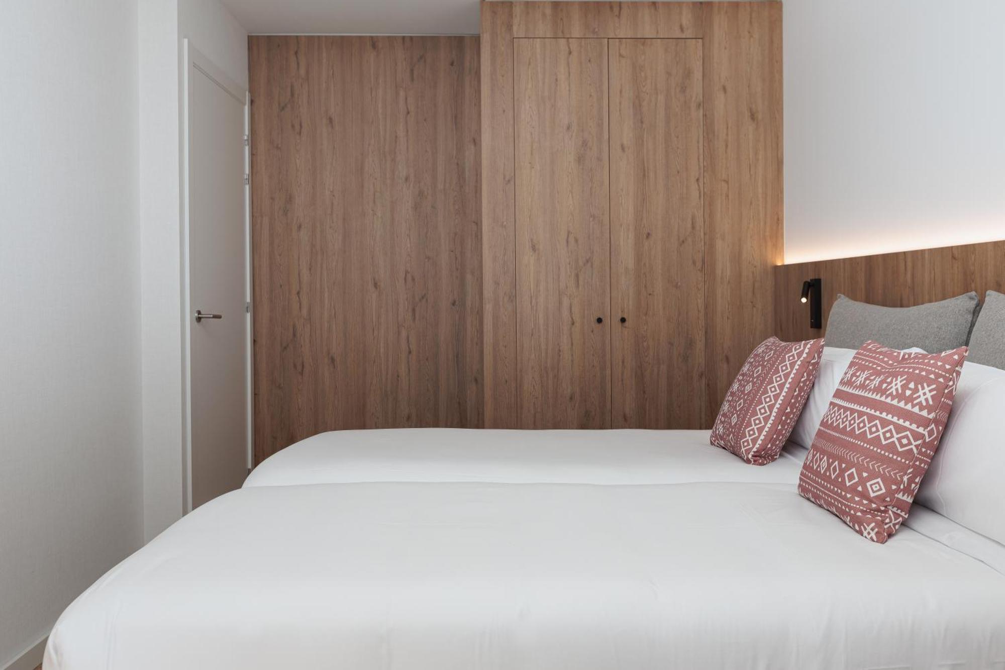 Tembo Barcelona Hotel ซานต์อาเตรียเดเบซอซ ภายนอก รูปภาพ