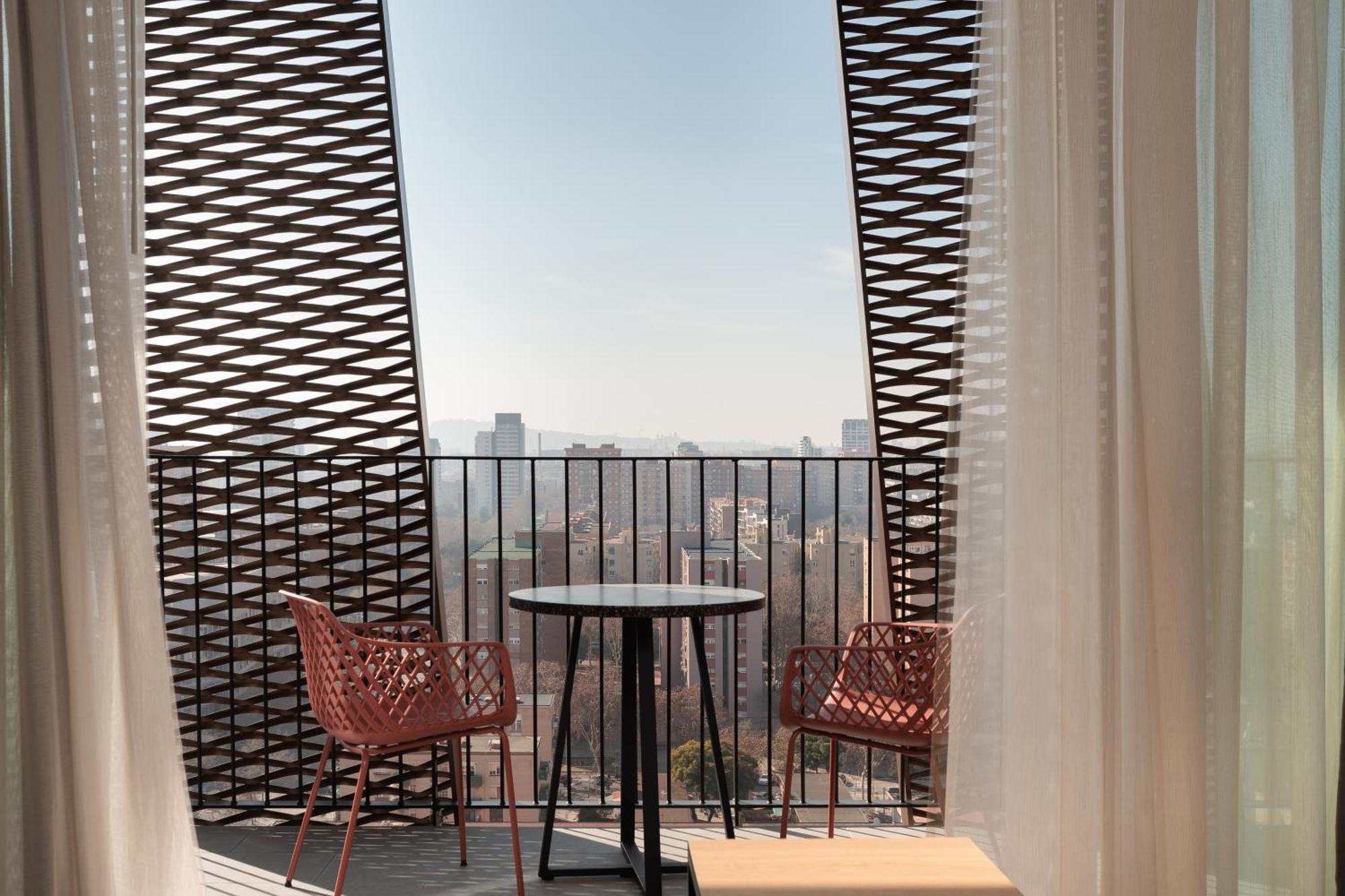 Tembo Barcelona Hotel ซานต์อาเตรียเดเบซอซ ภายนอก รูปภาพ