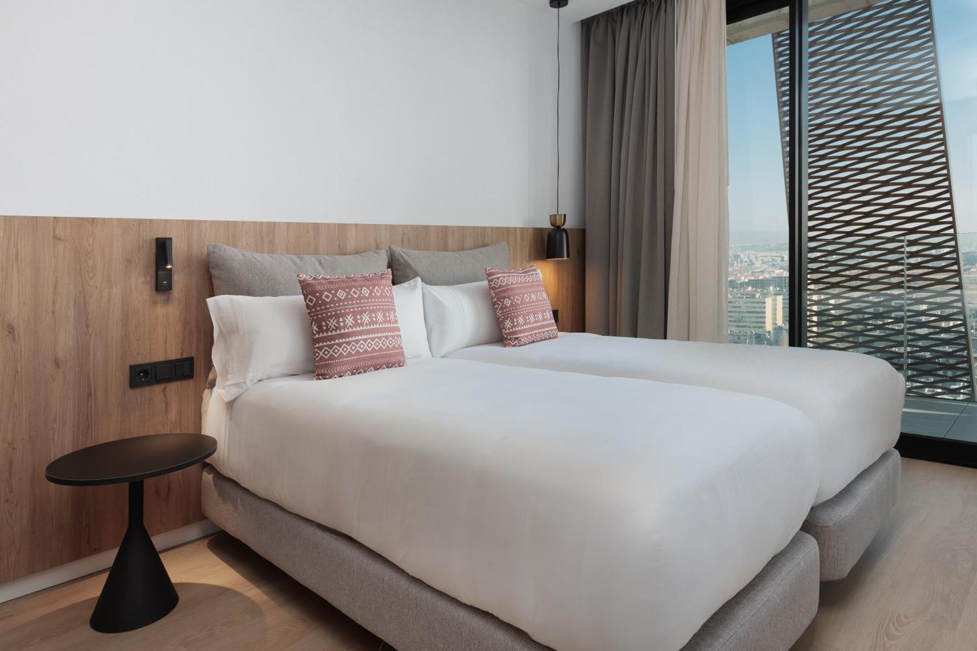 Tembo Barcelona Hotel ซานต์อาเตรียเดเบซอซ ภายนอก รูปภาพ