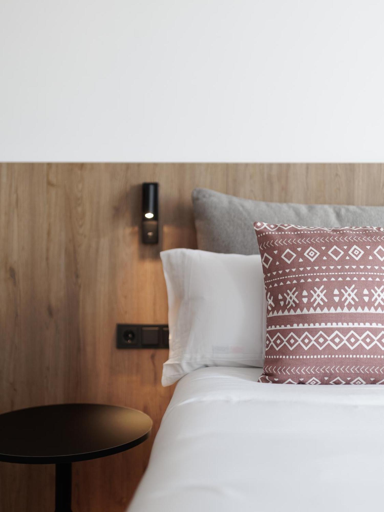 Tembo Barcelona Hotel ซานต์อาเตรียเดเบซอซ ภายนอก รูปภาพ