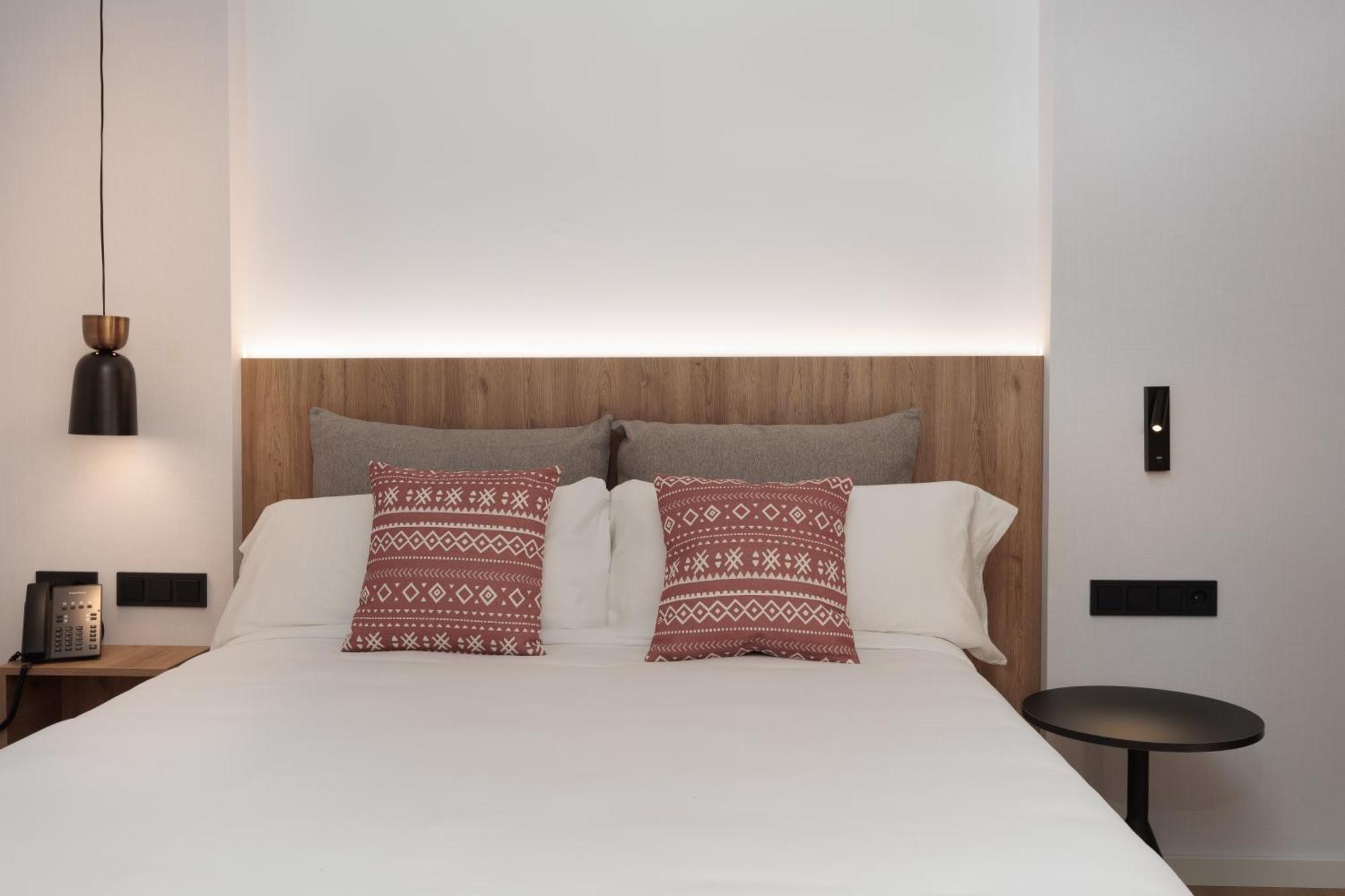 Tembo Barcelona Hotel ซานต์อาเตรียเดเบซอซ ภายนอก รูปภาพ