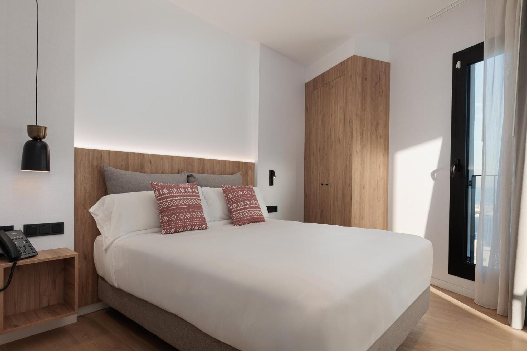 Tembo Barcelona Hotel ซานต์อาเตรียเดเบซอซ ภายนอก รูปภาพ