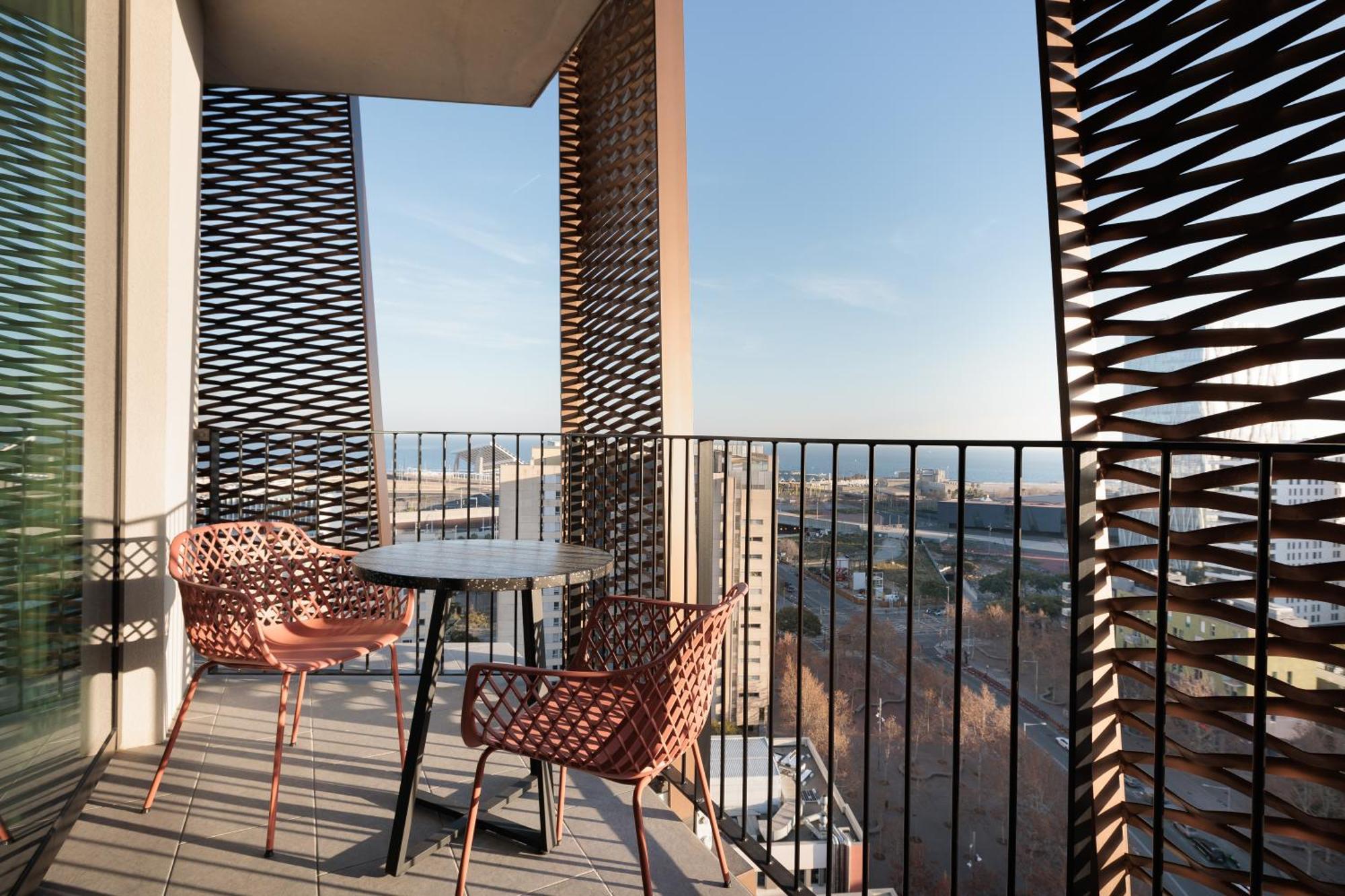 Tembo Barcelona Hotel ซานต์อาเตรียเดเบซอซ ภายนอก รูปภาพ