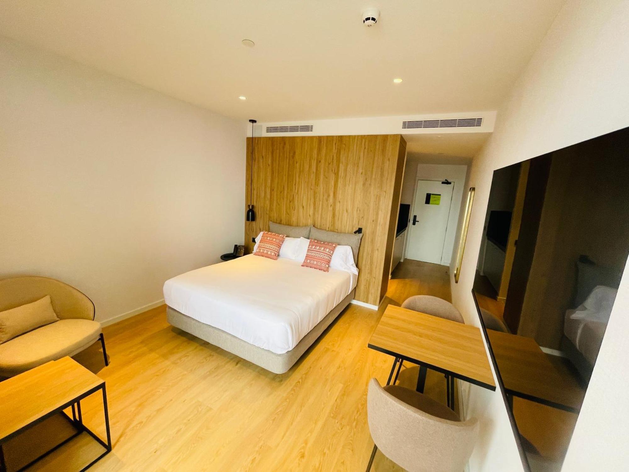 Tembo Barcelona Hotel ซานต์อาเตรียเดเบซอซ ภายนอก รูปภาพ