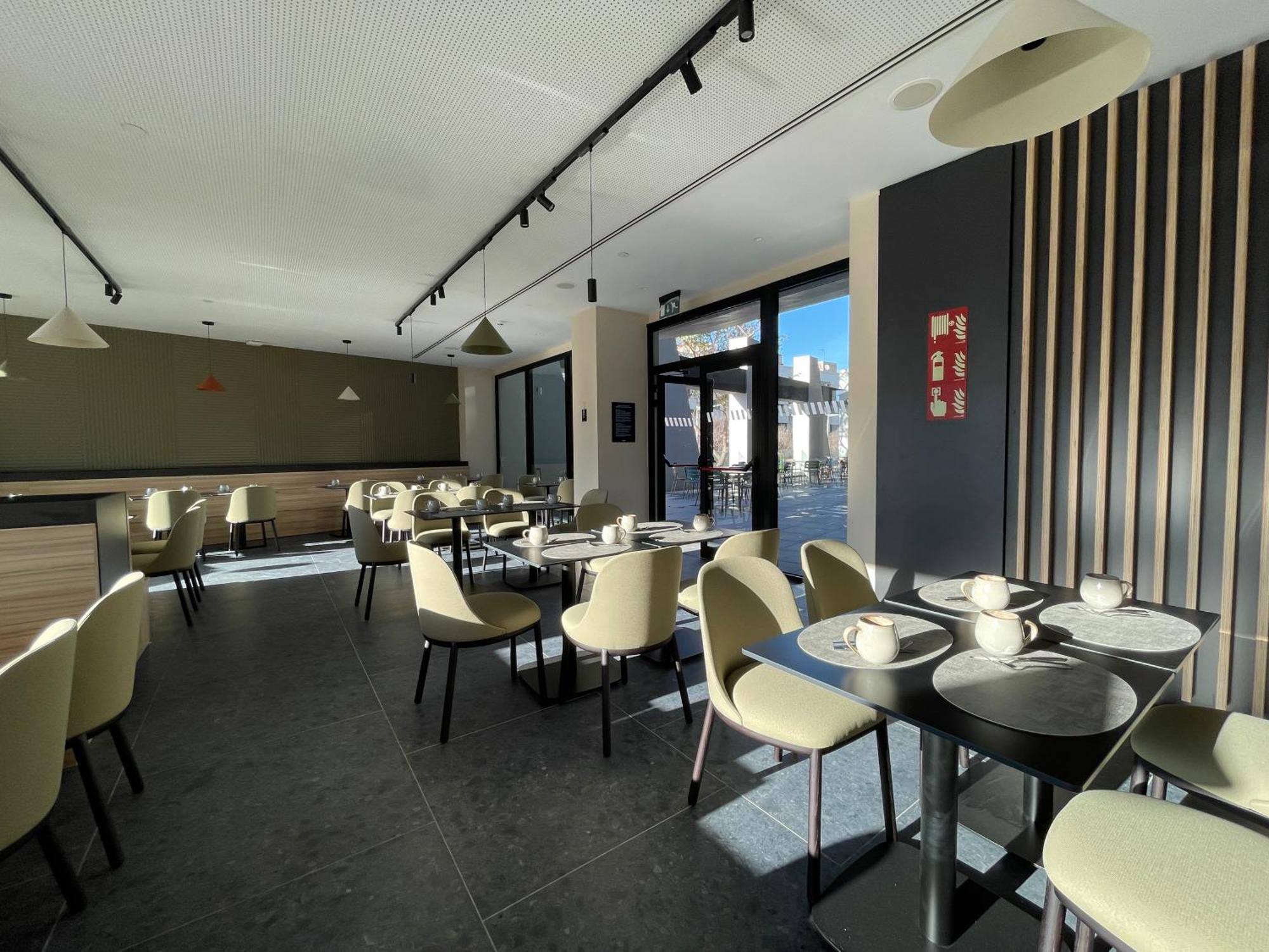 Tembo Barcelona Hotel ซานต์อาเตรียเดเบซอซ ภายนอก รูปภาพ