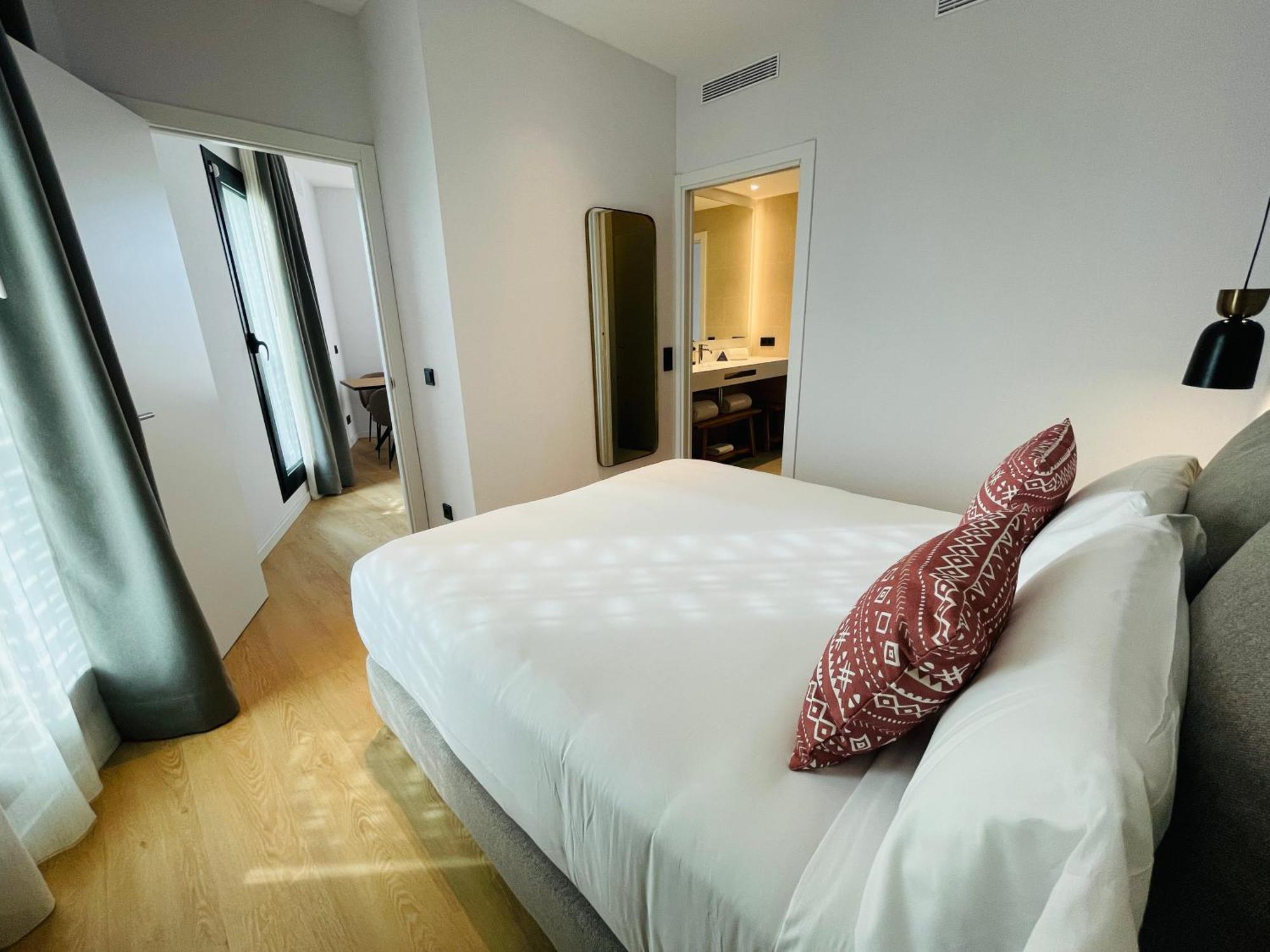 Tembo Barcelona Hotel ซานต์อาเตรียเดเบซอซ ภายนอก รูปภาพ