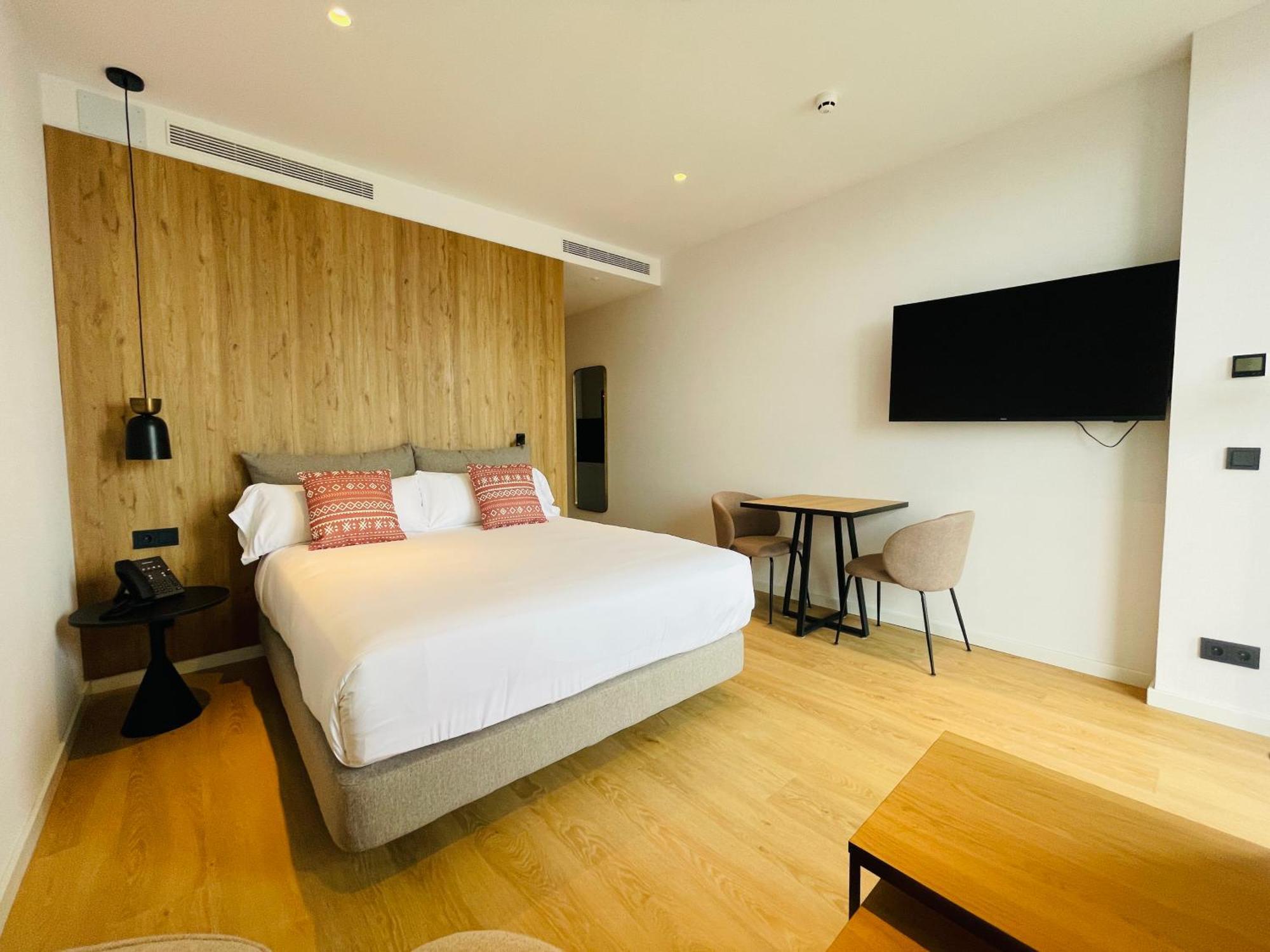 Tembo Barcelona Hotel ซานต์อาเตรียเดเบซอซ ภายนอก รูปภาพ