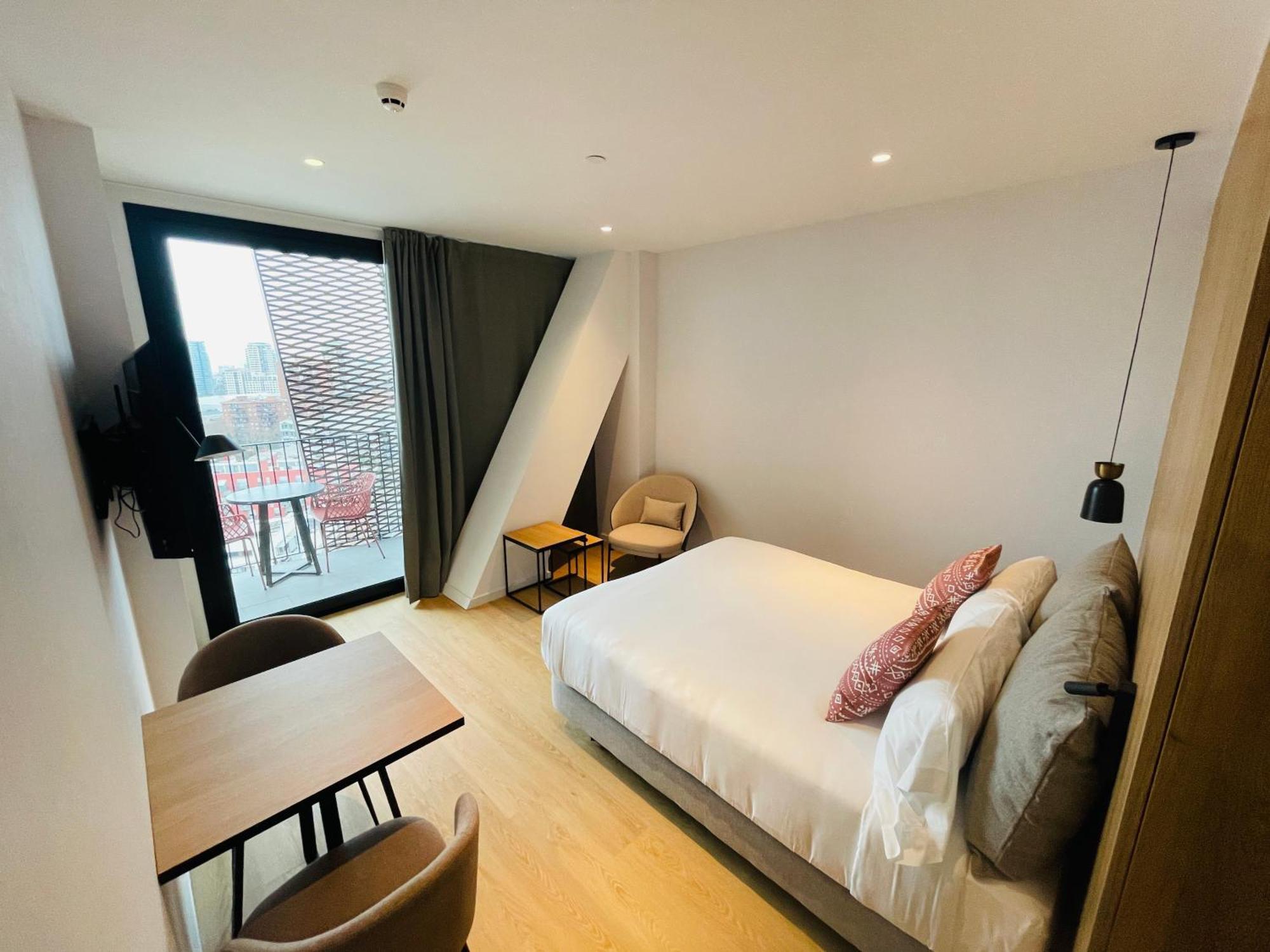Tembo Barcelona Hotel ซานต์อาเตรียเดเบซอซ ภายนอก รูปภาพ