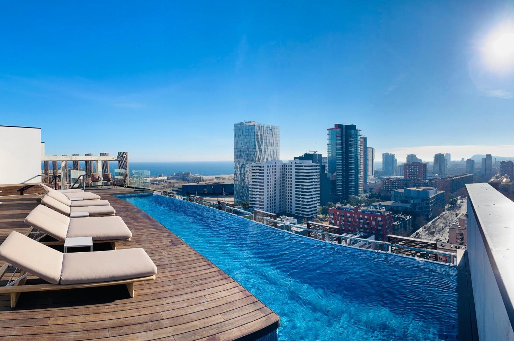 Tembo Barcelona Hotel ซานต์อาเตรียเดเบซอซ ภายนอก รูปภาพ